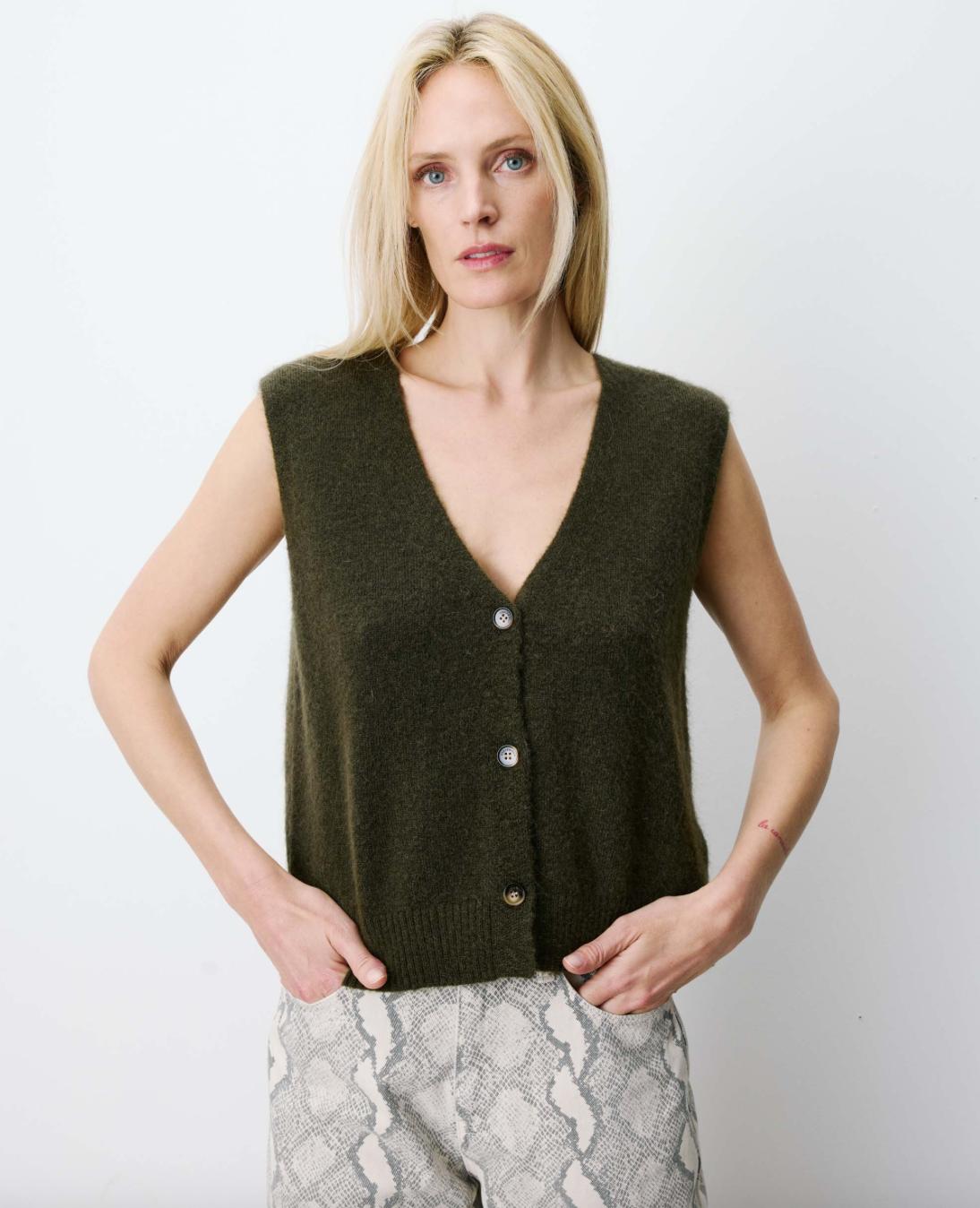 Grace & Mila Sleeveless V-neck Cardigan